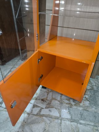 Expositor SPY de madera y metacrilato naranja