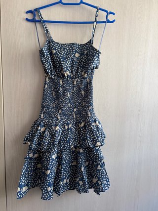 Vestido azul con volantes y estampado
