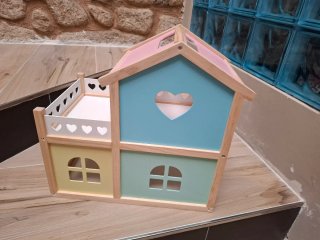 Casita de muñecas de madera con muebles