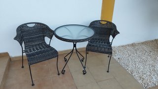 Mesa redonda cristal y 2 sillones ratán