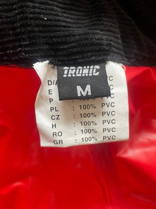 Mono impermeable moto rojo y negro