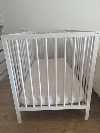 Cuna blanca para bebé