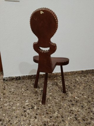 Silla antigua de madera tallada