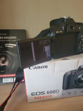 Cámara Canon EOS 600D + Bolsa con acc. + Libro