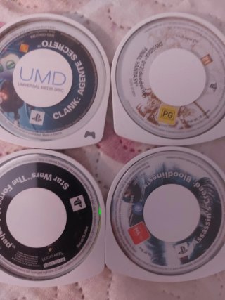 PSP Slim 2004 Negra + Cargador + 10 Juegos