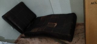Diván de cuero con base de hierro
