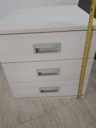 Cajonera pequeña de madera blanca