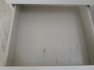Cajonera pequeña de madera blanca