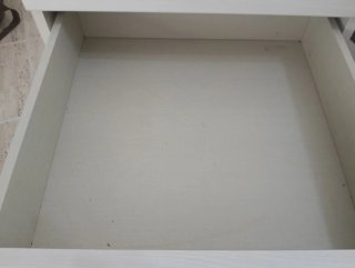 Cajonera pequeña de madera blanca