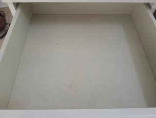 Cajonera pequeña de madera blanca