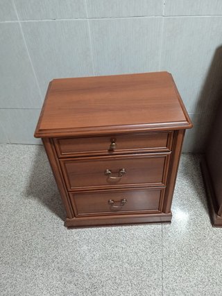 Cómoda de madera marrón