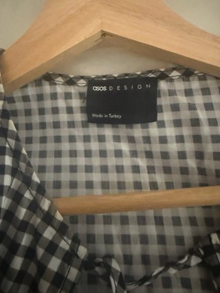 Blusa ASOS cuadros vichy blanco y negro.