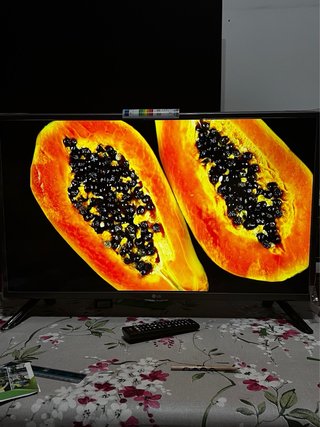 LG Smart TV 32" (Caja y accesorios originales)