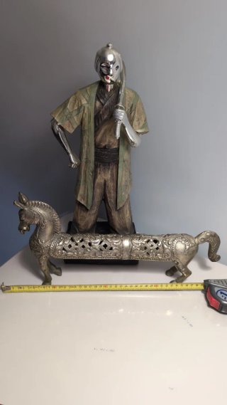 Figura samurái y adorno caballo metal