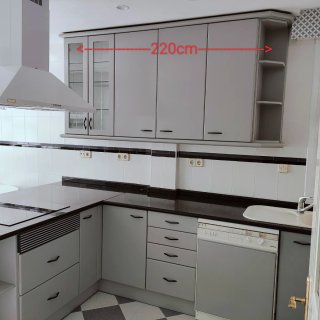 Cocina modular gris y blanca