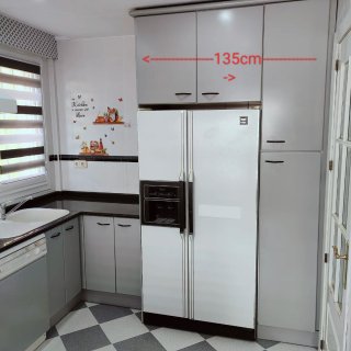 Cocina modular gris y blanca