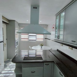 Cocina modular gris y blanca