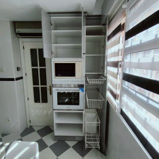 Cocina modular gris y blanca