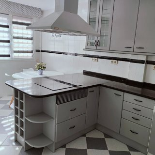 Cocina modular gris y blanca