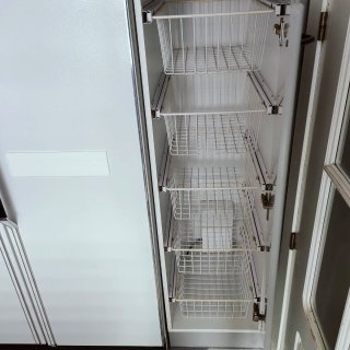 Cocina modular gris y blanca