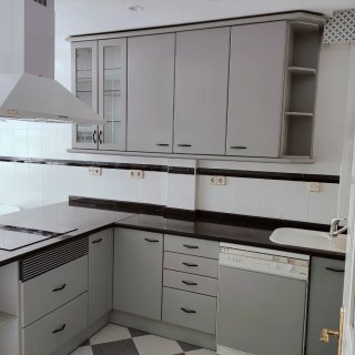 Cocina modular gris y blanca