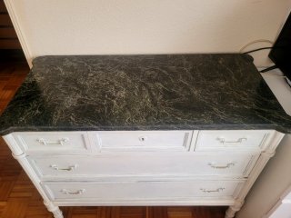 Cómoda de madera y mármol