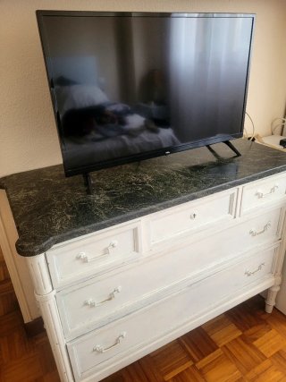 Cómoda de madera y mármol