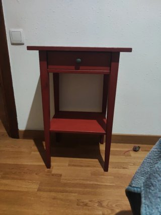 Mesita de noche Ikea Hemnes roja