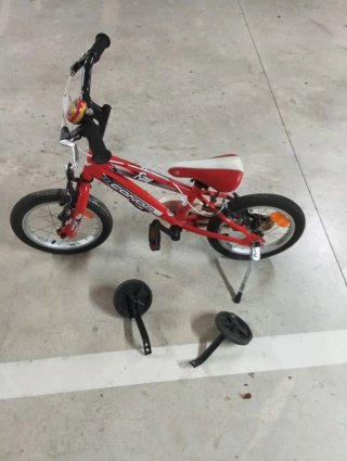 Bicicleta infantil roja con ruedines
