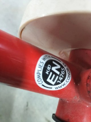 Bicicleta infantil roja con ruedines
