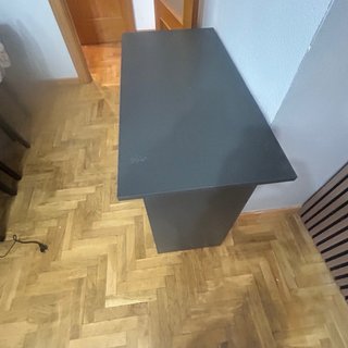 Escritorio negro con cajón y estante