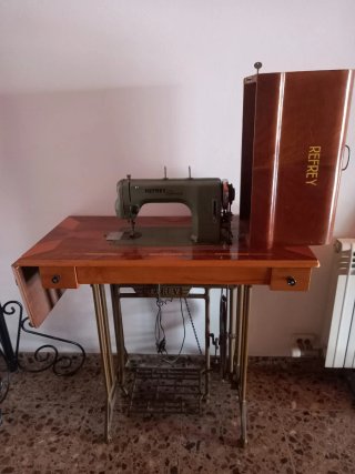 Máquina de coser Refrey antigua