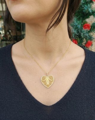 Colar Coração Dourado com Pedras