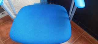 Silla ergonómica de oficina azul