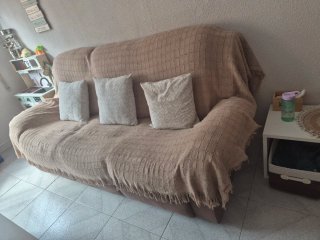 Sofá de tela beige y marrón
