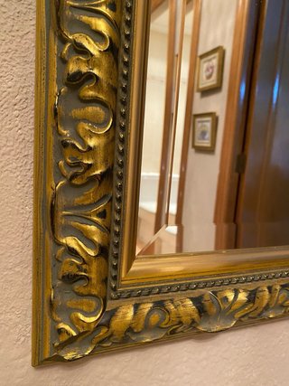 Espejo de pared dorado con marco tallado