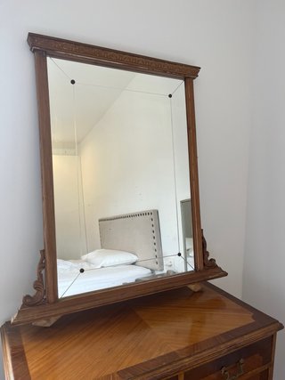Cómoda y espejo de madera