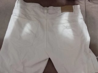 Pantalones blancos rotos