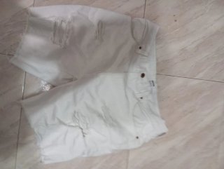 Pantalones blancos rotos
