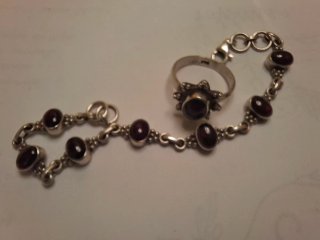 Conjunto Plata y Granates: Anillo y Pulsera