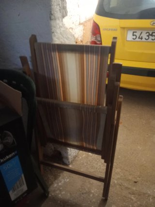 Silla de madera y tela a rayas