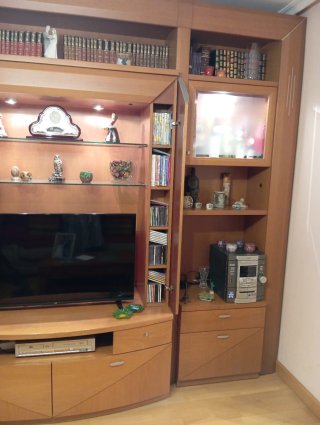 Mueble de salón madera y cristal y mesa comedor