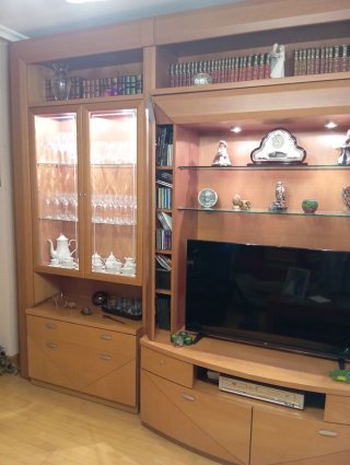 Mueble de salón madera y cristal y mesa comedor