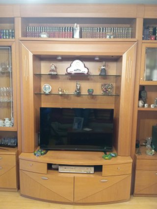 Mueble de salón madera y cristal y mesa comedor
