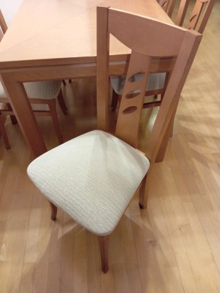 Mueble de salón madera y cristal y mesa comedor