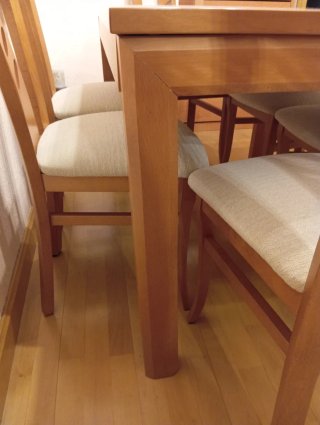 Mueble de salón madera y cristal y mesa comedor