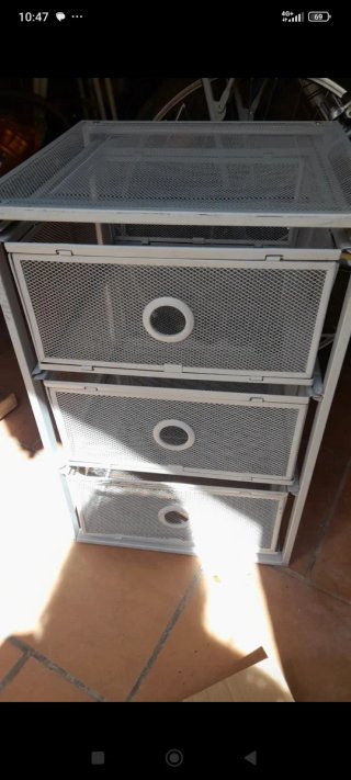 Cajonera metálica gris y
