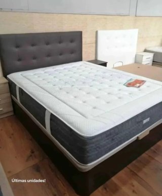 Cama con cabecero tapizado gris