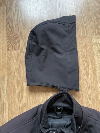 Chaqueta de moto oscura