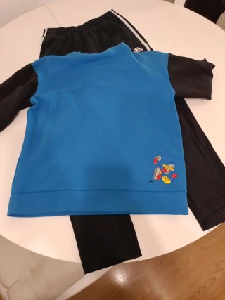Abito sportivo Adidas per bambini, blu e nero con dettagli Lego